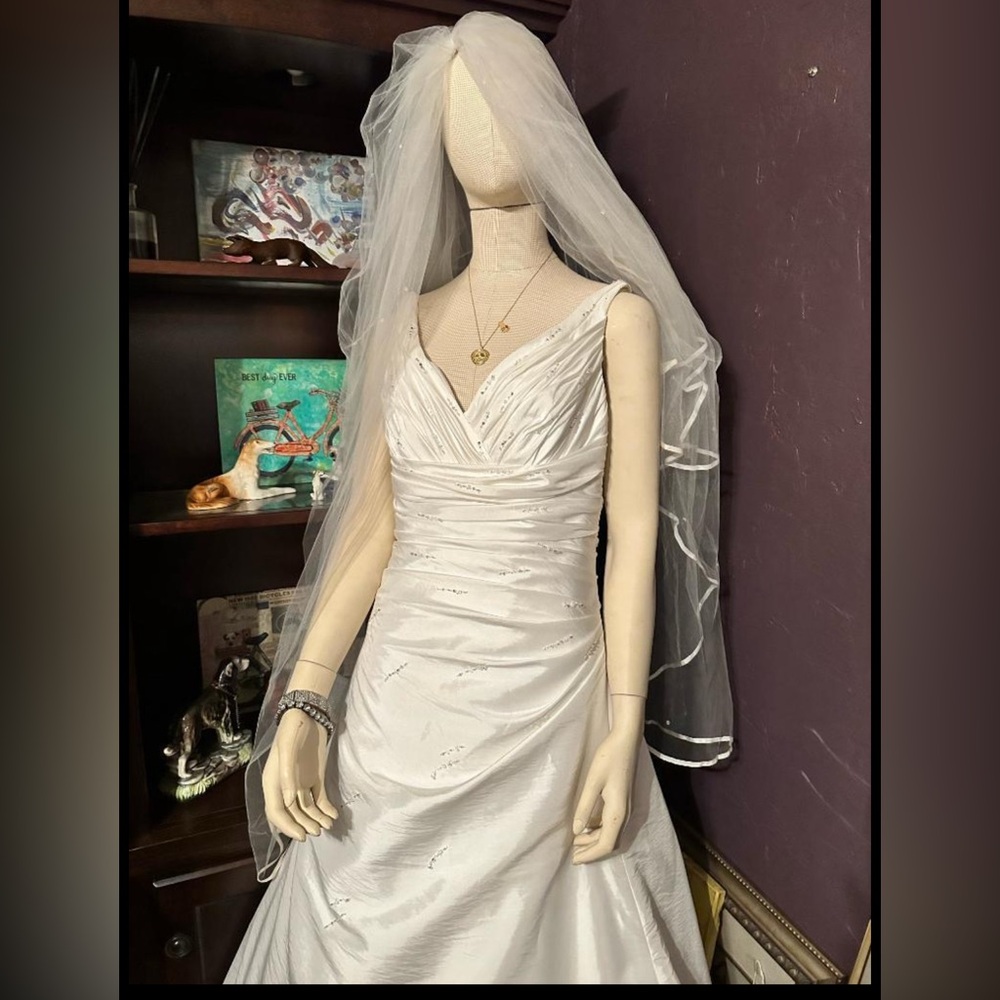 Casablanca #1831 White Wedding Dress Size 12 w/ Veil and Petticoat Preowned‎